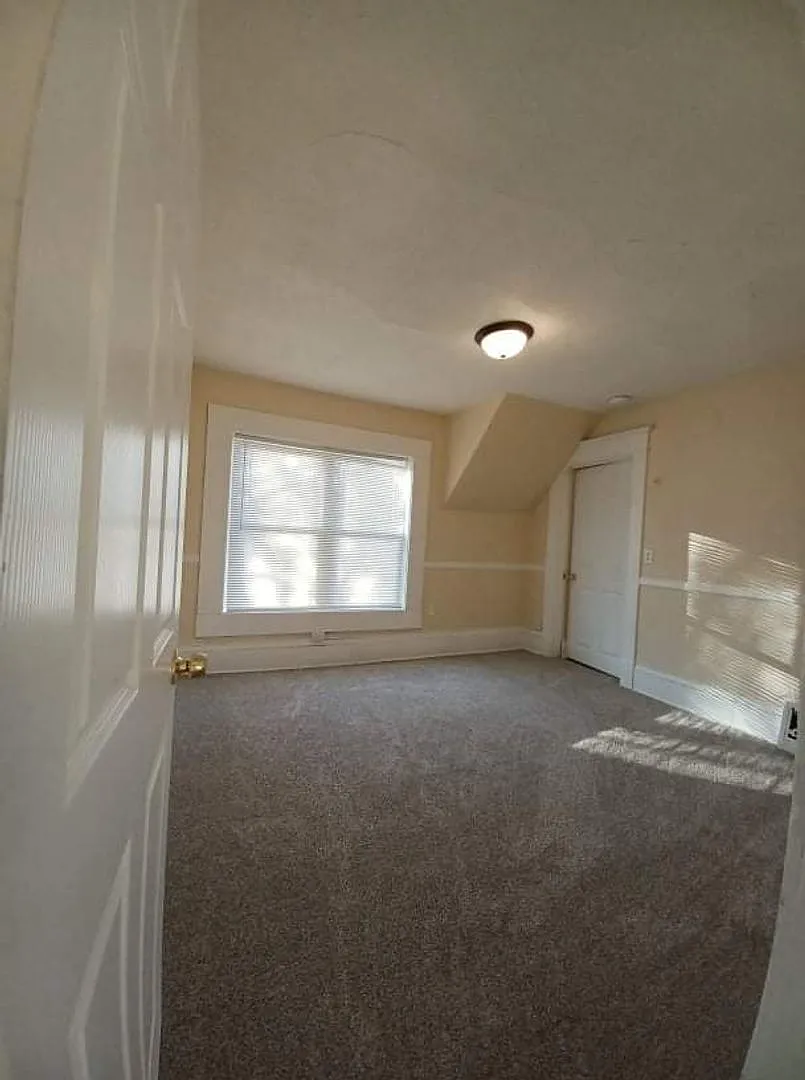 Spacious 5 Bed 2 Bath House - Pet-Friendly — Photo 4