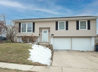 4609 Pineview Dr NE, Cedar Rapids, IA 52402