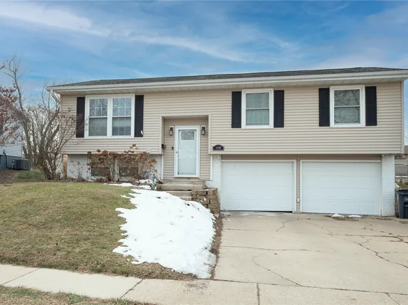 4609 Pineview Dr NE, Cedar Rapids, IA 52402