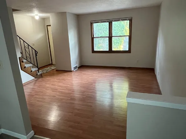 35 E Pleasant View Dr, Des Moines, IA 50315