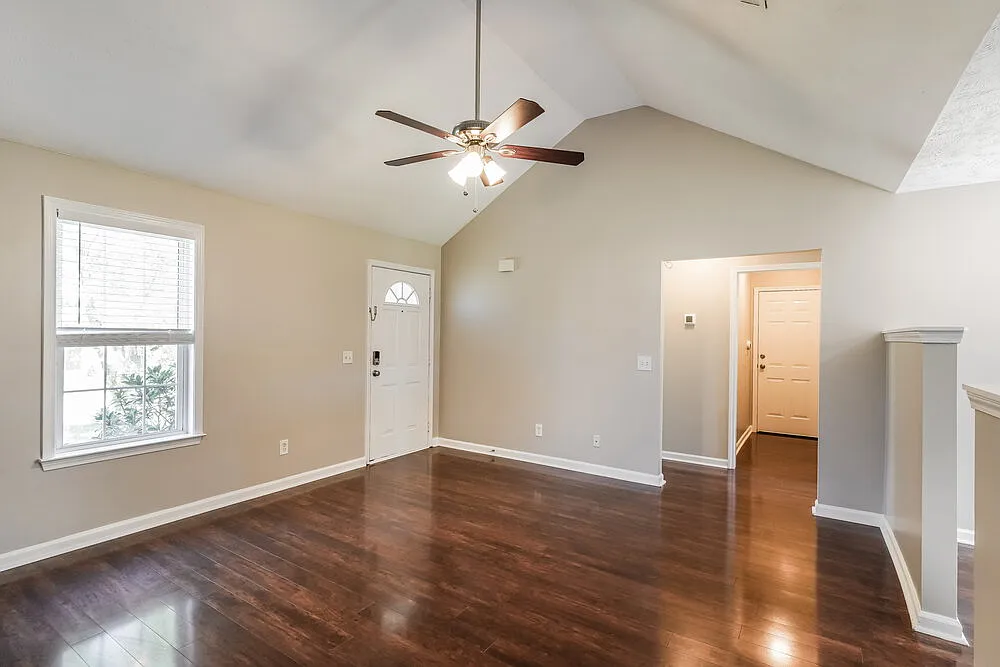 3 bed, 2.0 bath, 1378 sqft, $2,030 — Photo 4
