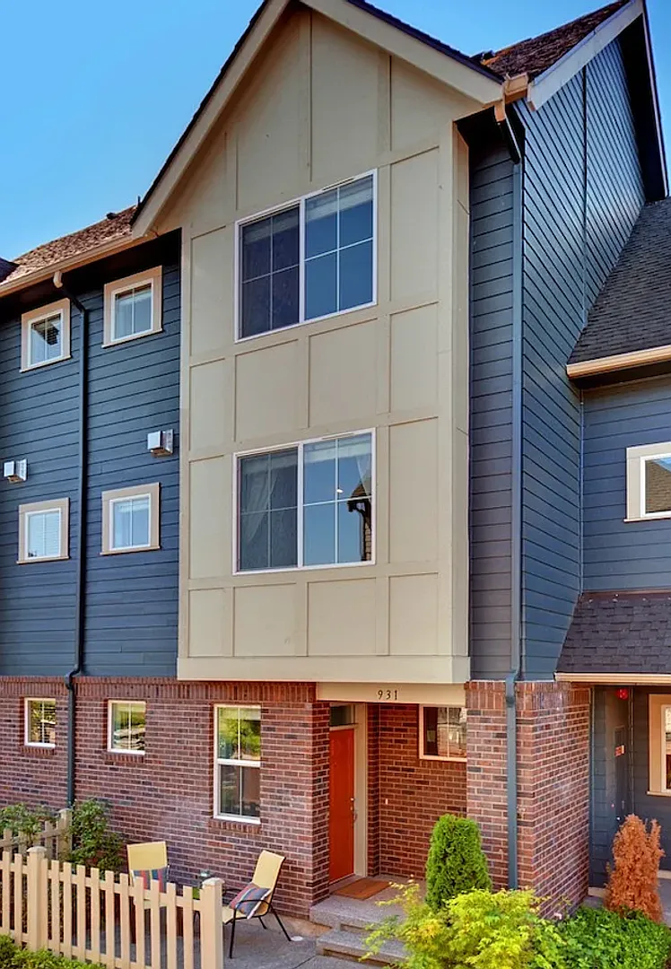 Beautiful three-bedroom townhome in Issaquah West Highlands Park — Photo 1