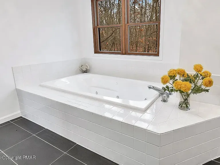 1076 Lancaster Dr — Photo 16