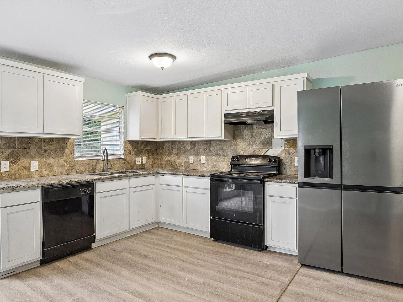 4 bed, 1.0 bath, 1378 sqft, $1,450 — Photo 4