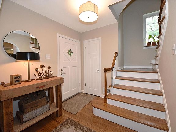 3rd image of 48 Heatherbrook Ln