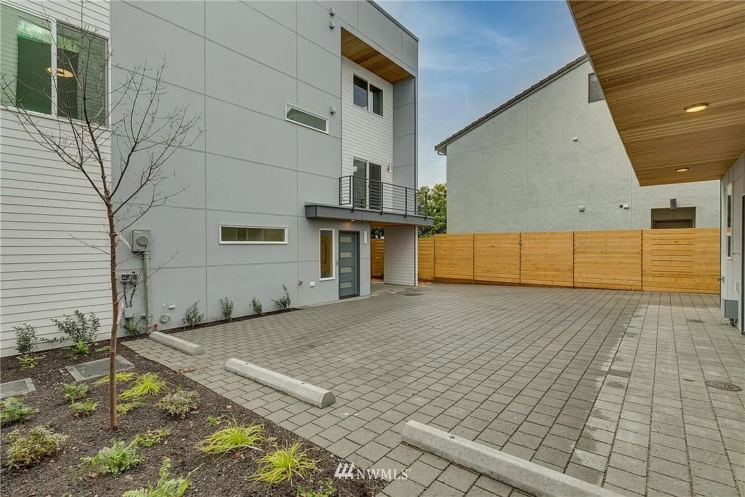 3 bed, 2.5 bath, 1927 sqft, $5,350 — Photo 2