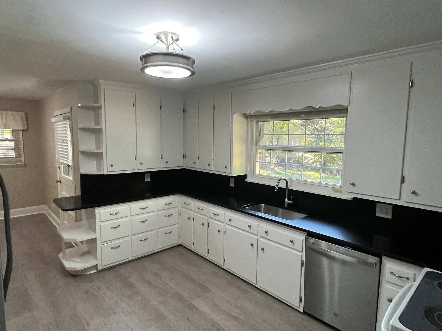 3 bed, 1370 sqft, $3,000 — Photo 2