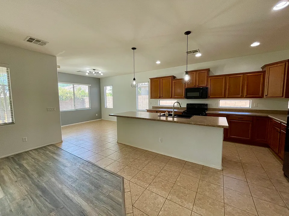 17027 W Hammond St