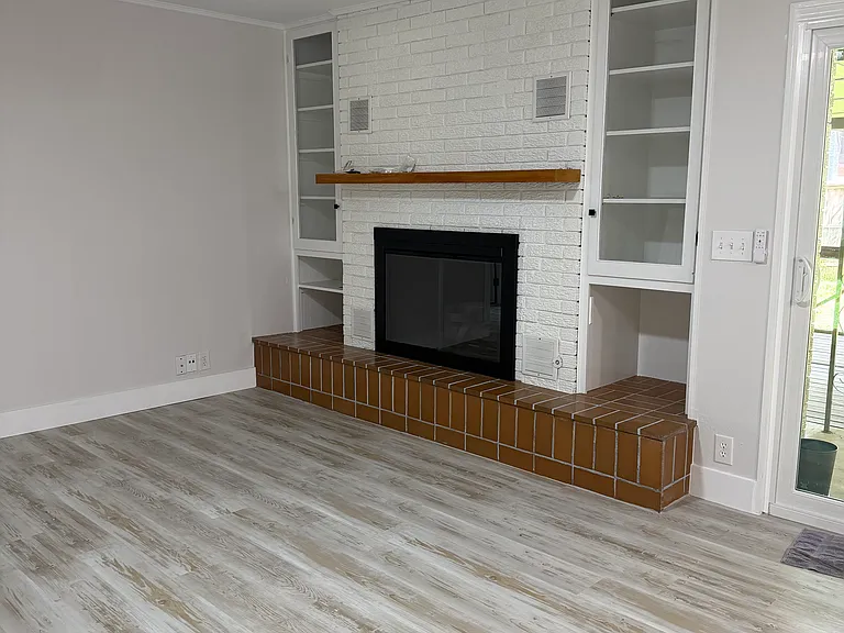 300 Oak Tree Ln — Photo 4