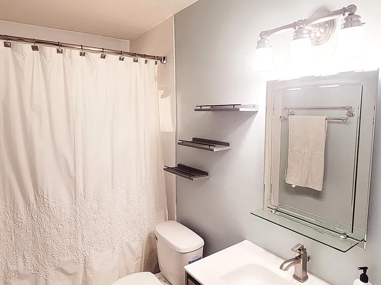 2446 E Minnezona Ave — Photo 11