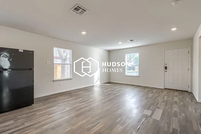 1208 Williams Ave — Photo 4