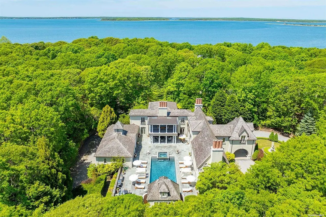 North Bay Estate | East Hampton | Villa with Pool and Hot Tub — Photo 1
