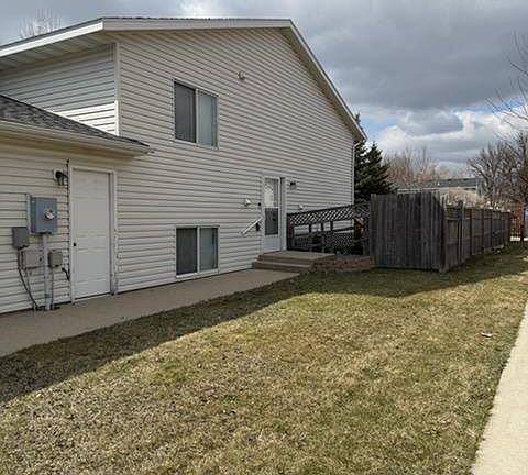 3rd image of 1006 Oak Pl