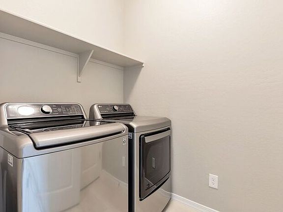 4th image of 1935 E Wisteria Dr