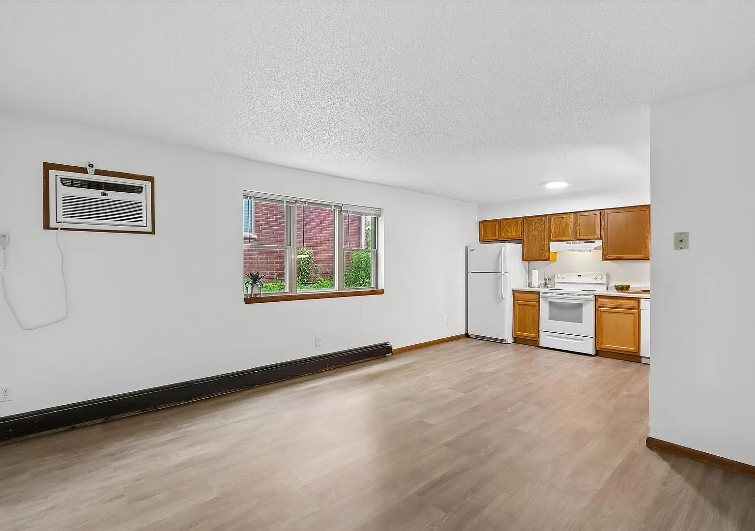 1028 Newton (Arena Apartments III) — Photo 3