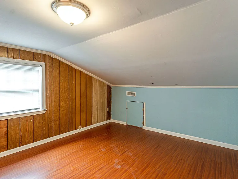 692 York St — Photo 21