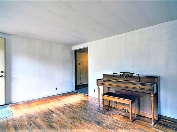 4th image of 27579 Plainfield Dr