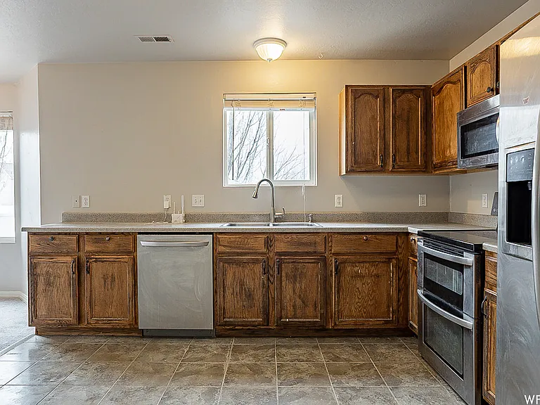 1890 S 875 E — Photo 2