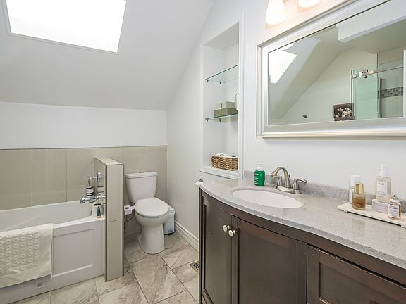 5th image of 943 Colborne St