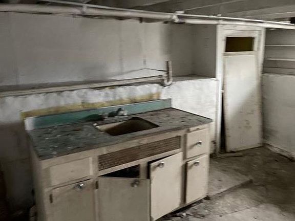 5th image of 58 E Main St