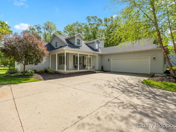 260 Oakwood Ct, Ionia, MI 48846