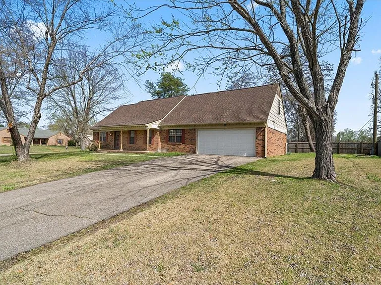 676 Hermitage Trail Dr — Photo 3