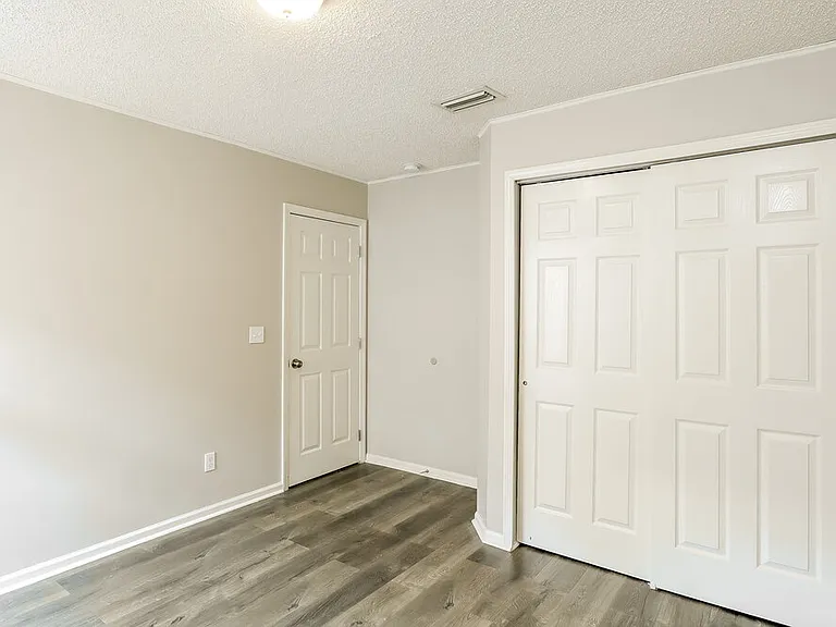 1126 E Brookwood Bluff Rd — Photo 14