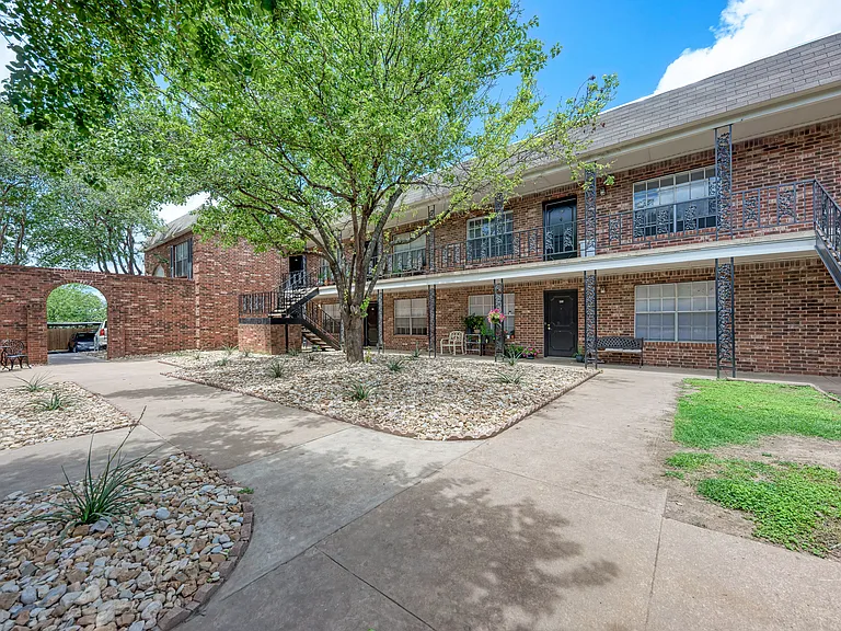 Towne Oaks II — Photo 11