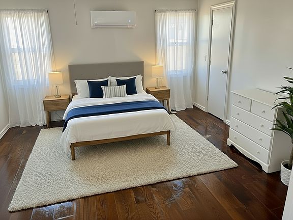 Main bedroom with walk in closet