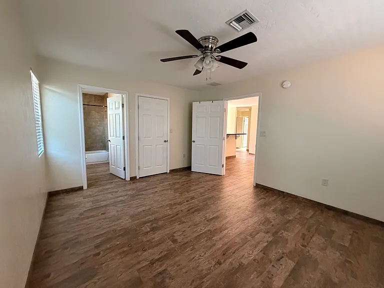 830 E 8th St #2 — Photo 16