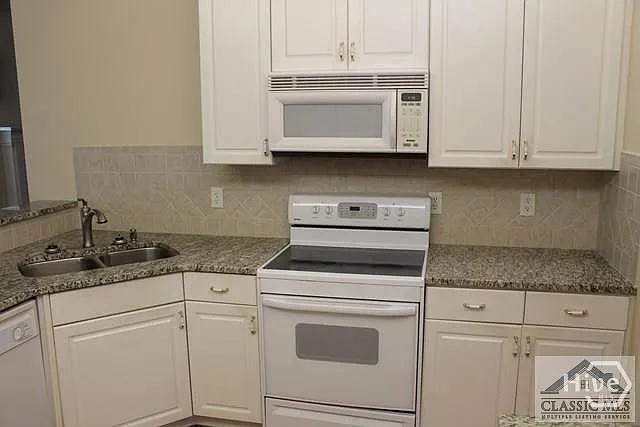 5 bed, 3.5 bath, 3756 sqft, $2,800 — Photo 4