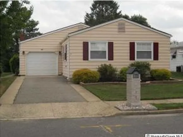 33 Pirogue St, Toms River, NJ 08757