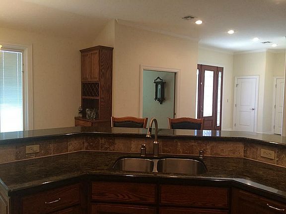 5th image of 406 Sam Houston Dr
