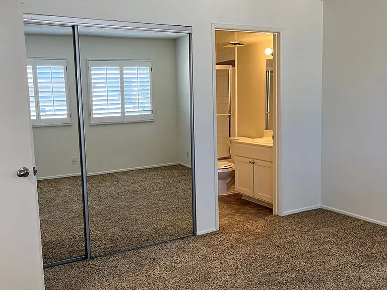 22321 Victory Blvd — Photo 10