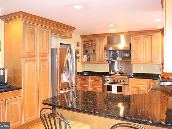 4th image of 9817 Orchid Cir