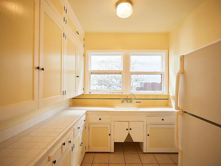 337 N Heliotrope Dr — Photo 8