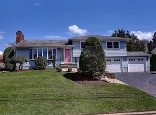 222 Glen Hills Dr, Cranston, RI 02920
