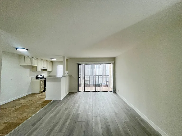 13925 Sherman Way — Photo 23