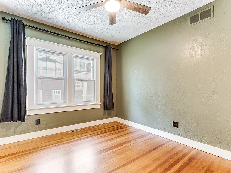 122 S Belmont Ave — Photo 16