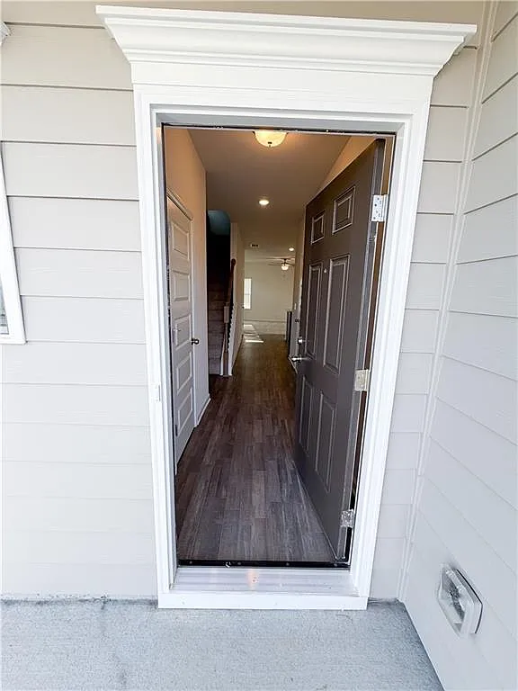 3 bed, 2.5 bath, 1933 sqft, $1,990 — Photo 2