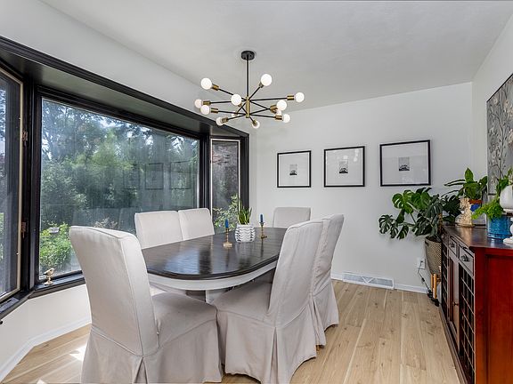 5th image of 15 Oaklane Dr