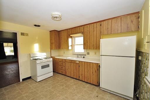 4th image of 1326 Linden Ave