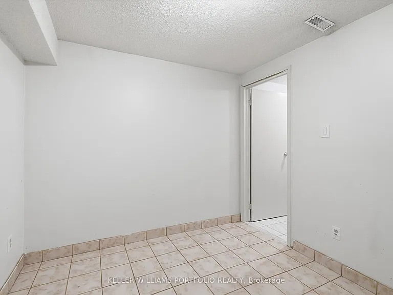 73 Jessica Gdns — Photo 43