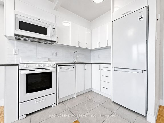 3rd image of 1500 Bathurst St #907