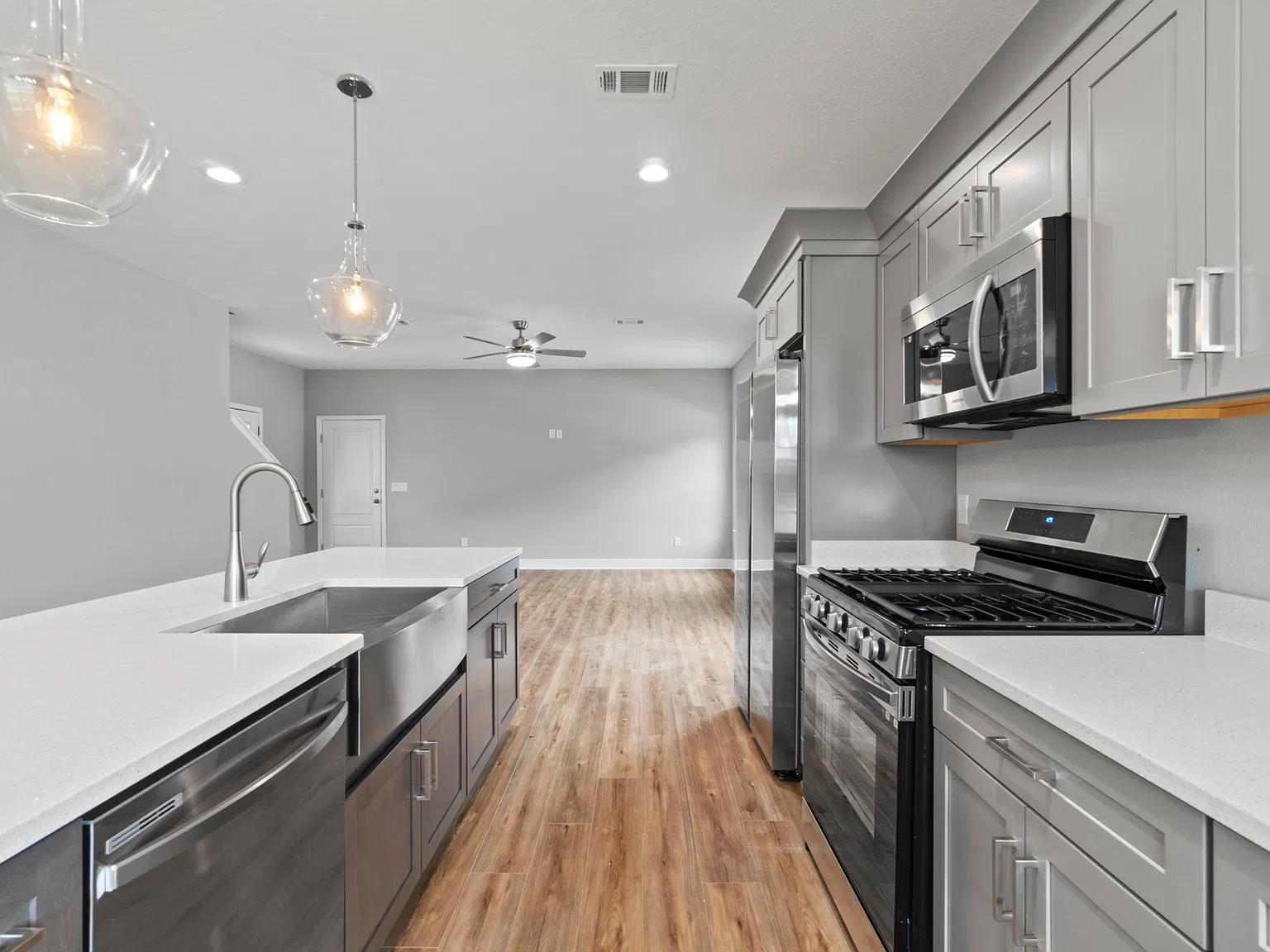 4 bed, 2.5 bath, 1765 sqft, $2,400 — Photo 2