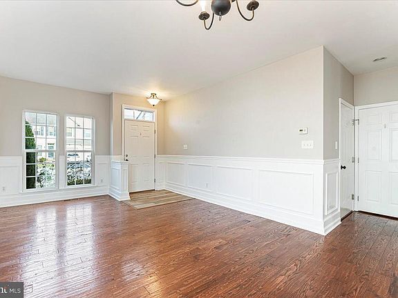 4th image of 214 S Savanna Dr