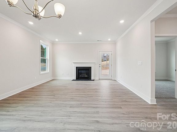 5th image of 7589 Bainbridge Rd