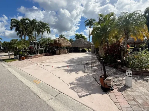 469 NW Sandtrap Ln, Port Saint Lucie, FL 34986