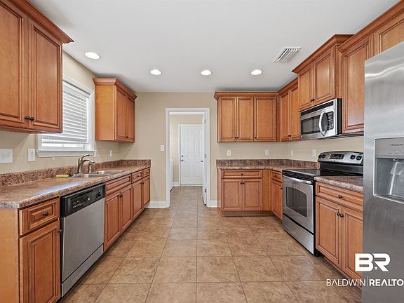 5th image of 304 Bloomsbury Ave