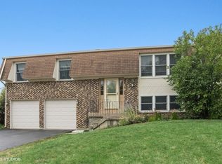 3931 Whispering Trails Dr, Hoffman Estates, IL 60192